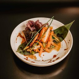 Salmone in salsa teriyaki e wok di verdure